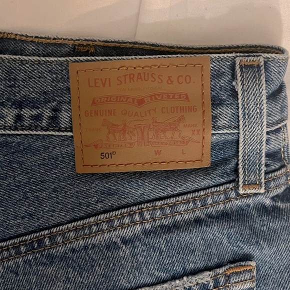 *NWOT* Levi’s 501 Distressed Cutoff Jean Shorts 🔥 - Picture 6 of 6